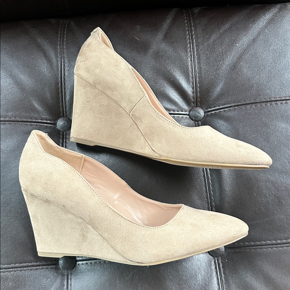 Bandolino Beige Wedge Heels Size 10M Almond Toe Classic Pump